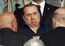Fischi, striscioni, contestazione  l'amara partita di Berlusconi